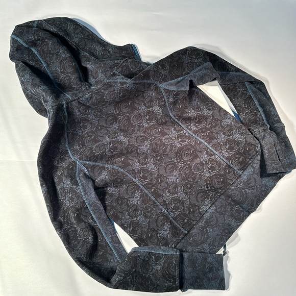 Lululemon Scuba Hoodie Beautiful deep blue paisley size 4 - Picture 7 of 7